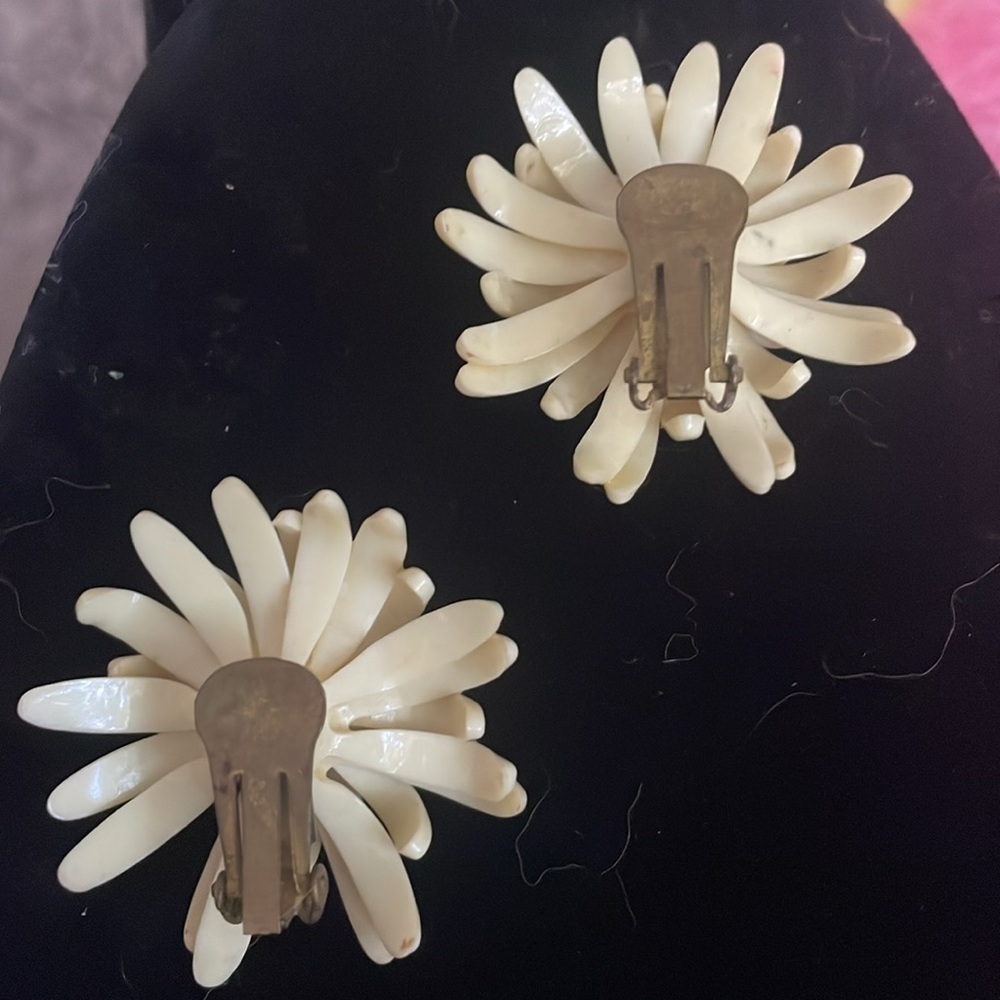 Vintage Cream Floral clip on Earrings - Picture 4 of 6